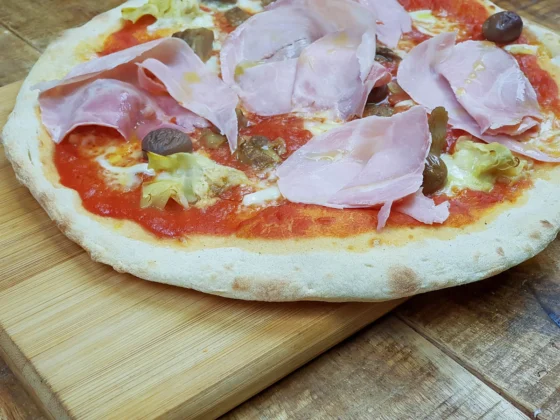 Pizza capricciosa con base de pizza o pinsa