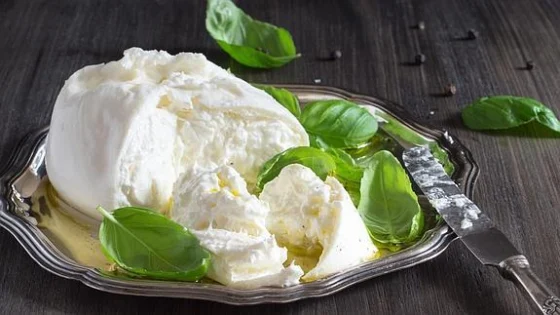 Burrata con uvas y pistachos